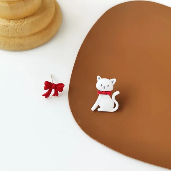 White Kitten With Bow Earrings - Picture 4 of 5